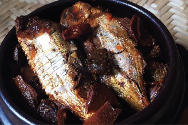 Cá mòi kho gừng